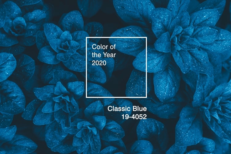 Cor do ano 2020: looks com o Classic Blue Pantone e seus cristais