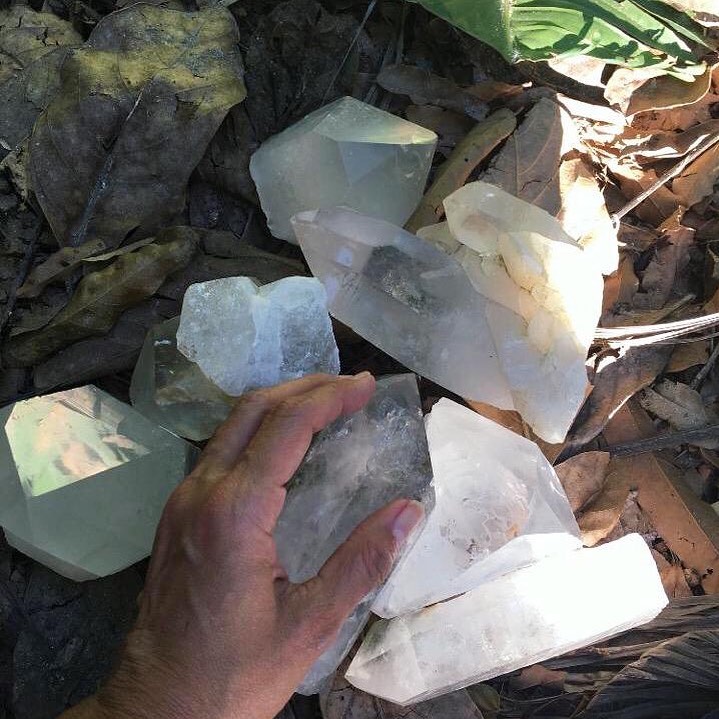 pedras quartzo de cristal sobre o solo