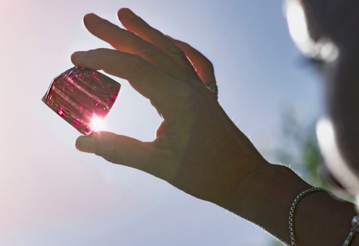 Como usar cristais: conheça as maneiras para manter o equilíbrio e o bem-estar