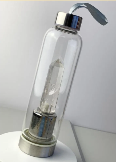 garrafa de água com cristal quartzo
