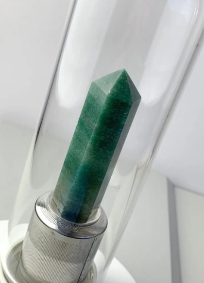 garrafa de água com cristal quartzo verde