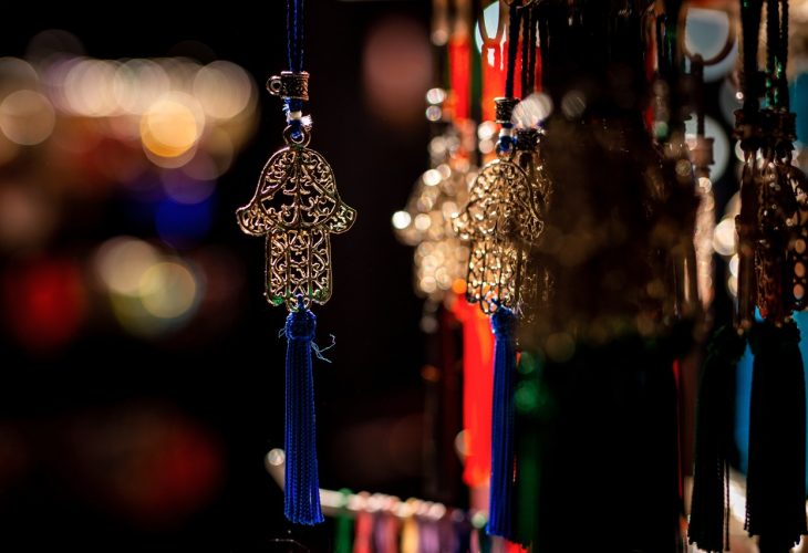 O que significa mão de Fátima? Saiba tudo sobre o Hamsá, o amuleto da sorte!