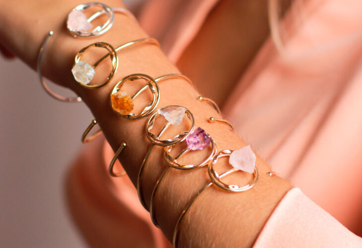 Bracelete de pedras naturais: como combinar? Confira!