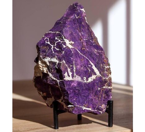 Purpurita: a pedra preciosa para períodos de transição, evolução e mudanças